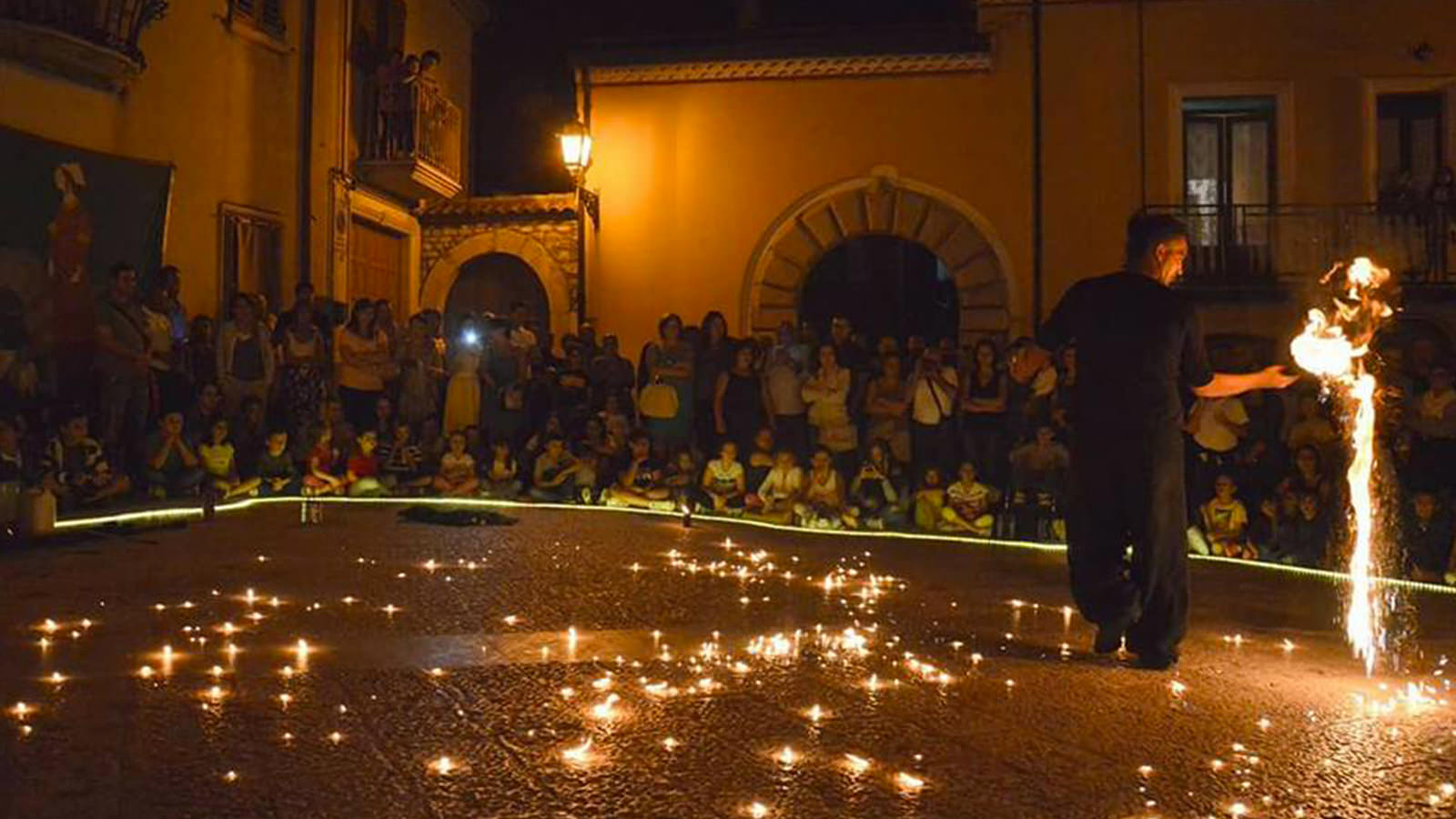 Musica itinerante e stand gastronomici.